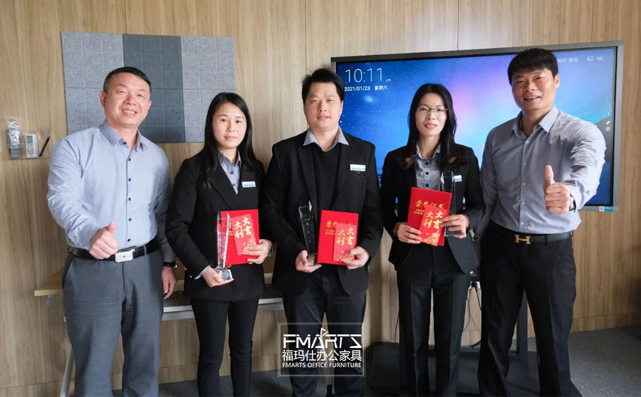 鄧總、周總為銷售最佳新人頒獎